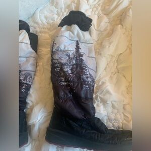 Bzees Winter Boots with Mountain Scene